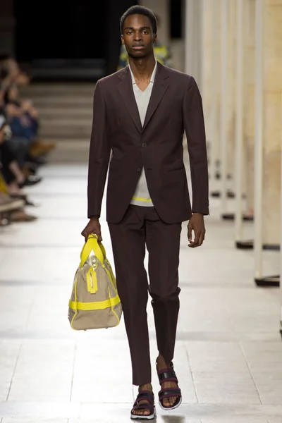Look 15
